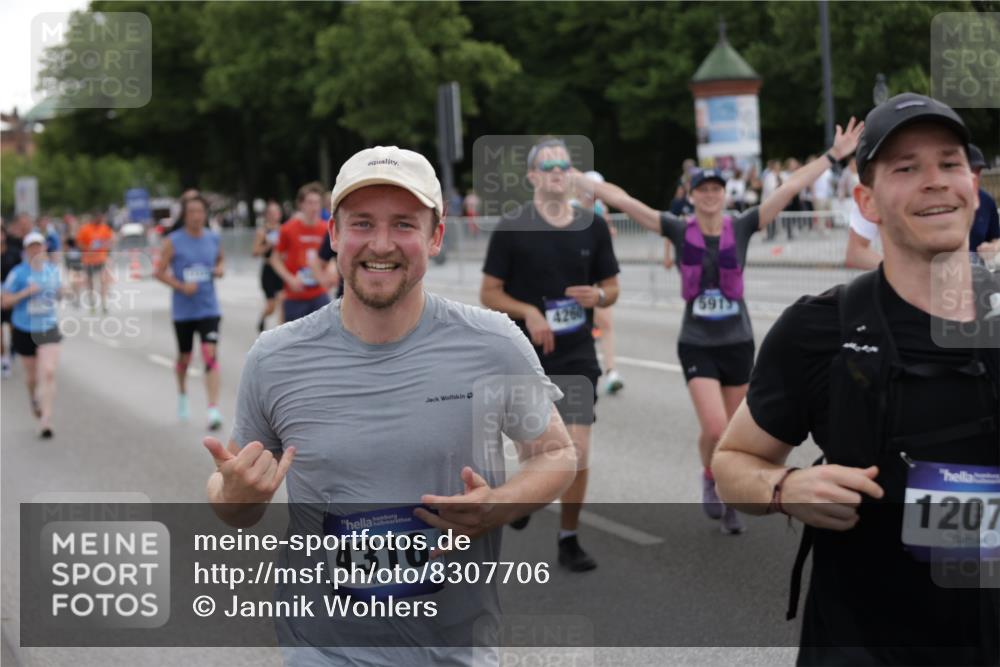 29.06.2025 - hella hamburg halbmarathon Jannik Wohlers http://msf.ph/oto/8307706 29.06.2025 10:38:16 Lombardsbrücke 56, 1721, 2576, 2660, 2693, 3216, 3323, 3726, 3927, 4028, 4139, 4155, 4259, 4260, 4316, 5617, 5684, 5913, 6695, 6696, 6875, 7148, 7263, 7371, 7561, 7692, 7849, 8367, 8583, 8635, 8747, 9004, 9455, 11059, 11635, 11697, 12072, 12075, 12577, 13000, 13823, 14096, 15644, 15755, 16174, 16181, 16214, 16346, 17250, 17333, 17478, 18050, 18471, 18504, 18709 meine-sportfotos.de