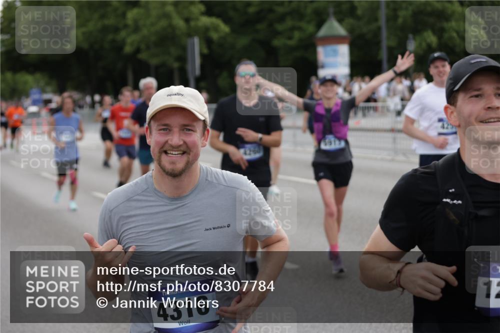 29.06.2025 - hella hamburg halbmarathon Jannik Wohlers http://msf.ph/oto/8307784 29.06.2025 10:38:17 Lombardsbrücke 56, 1721, 2576, 2660, 2693, 3216, 3323, 3726, 3927, 4028, 4139, 4155, 4259, 4260, 4316, 5617, 5684, 5913, 6695, 6696, 6875, 7148, 7263, 7371, 7561, 7692, 7849, 8367, 8583, 8635, 8747, 9004, 9455, 11059, 11635, 11697, 12028, 12072, 12075, 12577, 13000, 14096, 15755, 16174, 16181, 16346, 17250, 17333, 17478, 18050, 18471, 18504, 18709 meine-sportfotos.de