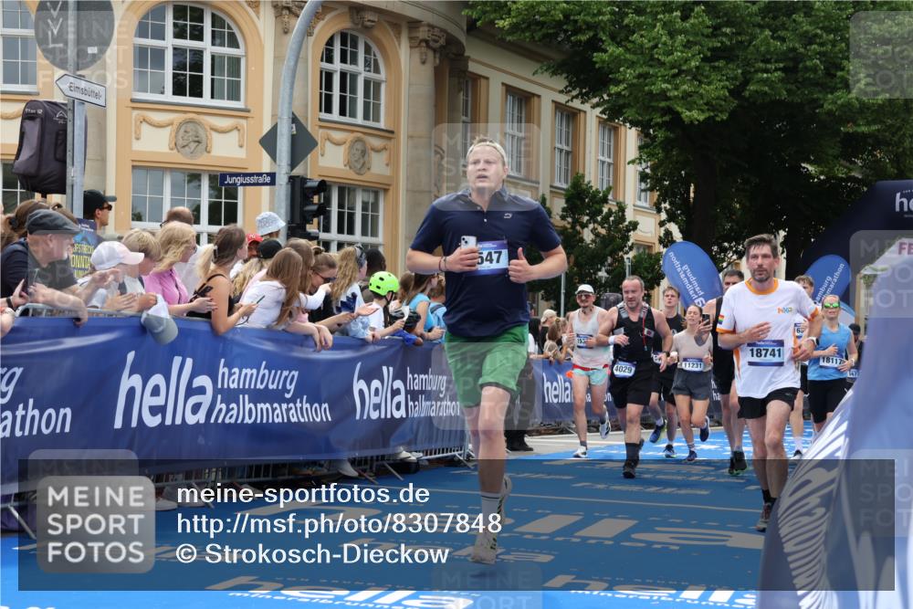 29.06.2025 - hella hamburg halbmarathon Strokosch-Dieckow http://msf.ph/oto/8307848 29.06.2025 10:56:19 Ziel 1193, 3048, 4029, 5465, 5672, 7547, 7742, 8863, 9622, 9903, 10665, 10789, 11231, 11309, 12348, 15300, 15484, 15818, 16113, 16375, 16634, 17468, 18117, 18495, 18652, 18741, 19152 meine-sportfotos.de