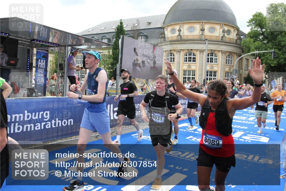 29.06.2025 - hella hamburg halbmarathon Michael Strokosch http://msf.ph/oto/8307854 29.06.2025 10:58:05 Ziel 1200, 1611, 2025, 3093, 3141, 4319, 4579, 6531, 6892, 7189, 8089, 10036, 10408, 11832, 12378, 12773, 13465, 13666, 15090, 15527, 18762 meine-sportfotos.de