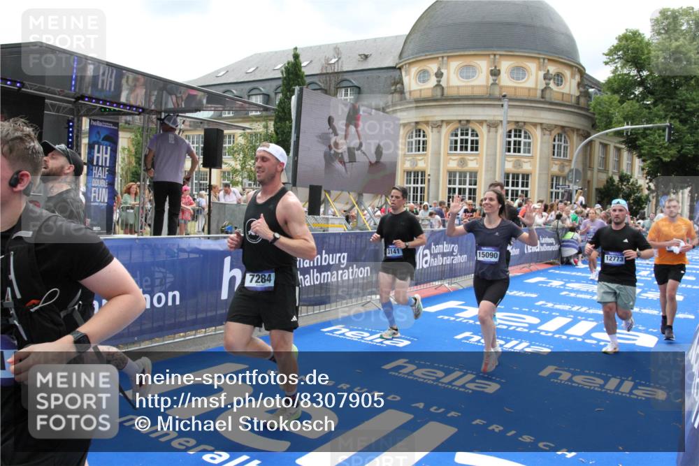 29.06.2025 - hella hamburg halbmarathon Michael Strokosch http://msf.ph/oto/8307905 29.06.2025 10:58:06 Ziel 1200, 1611, 3141, 4319, 4579, 6531, 6892, 8089, 10036, 10408, 11832, 12378, 12773, 13465, 13666, 15090, 15189, 15527, 18762 meine-sportfotos.de