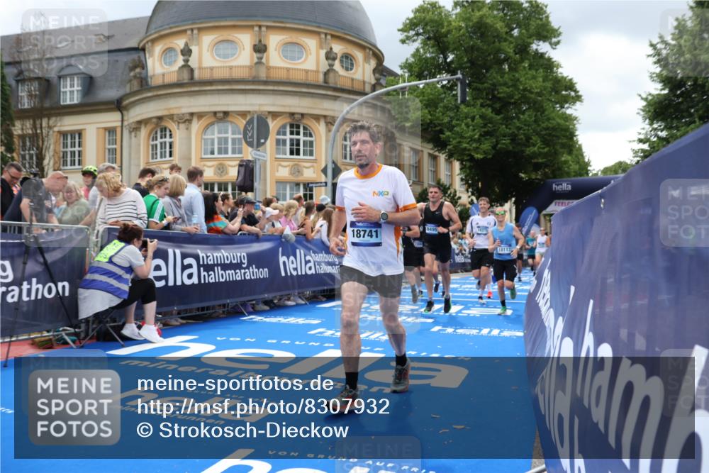 29.06.2025 - hella hamburg halbmarathon Strokosch-Dieckow http://msf.ph/oto/8307932 29.06.2025 10:56:21 Ziel 1193, 3048, 4029, 5465, 5672, 6399, 7547, 7742, 8863, 9622, 9903, 10665, 10789, 11231, 11309, 12348, 15300, 15818, 16257, 16375, 17734, 18117, 18495, 18652, 18741, 19152 meine-sportfotos.de