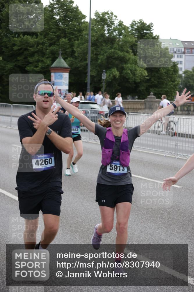 29.06.2025 - hella hamburg halbmarathon Jannik Wohlers http://msf.ph/oto/8307940 29.06.2025 10:38:18 Lombardsbrücke 56, 1390, 1721, 2576, 2660, 2693, 3216, 3323, 3726, 3927, 4028, 4259, 4260, 4316, 5617, 5684, 5913, 6695, 6696, 6875, 7148, 7263, 7371, 7561, 7692, 7849, 8367, 8583, 8635, 8747, 9004, 9455, 9708, 10604, 11059, 11635, 11697, 12028, 12072, 12075, 12577, 12722, 14096, 15755, 16181, 16346, 17250, 17333, 17478, 18050, 18471, 18504, 18709 meine-sportfotos.de