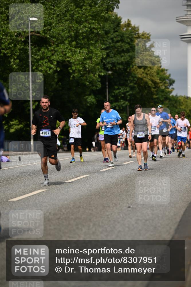29.06.2025 - hella hamburg halbmarathon Dr. Thomas Lammeyer http://msf.ph/oto/8307951 29.06.2025 10:16:56 Kennedybrücke 1020, 1051, 1328, 2531, 2942, 3360, 4187, 4532, 4554, 5597, 5598, 6489, 7873, 8115, 8398, 8405, 9527, 9705, 10409, 10581 meine-sportfotos.de