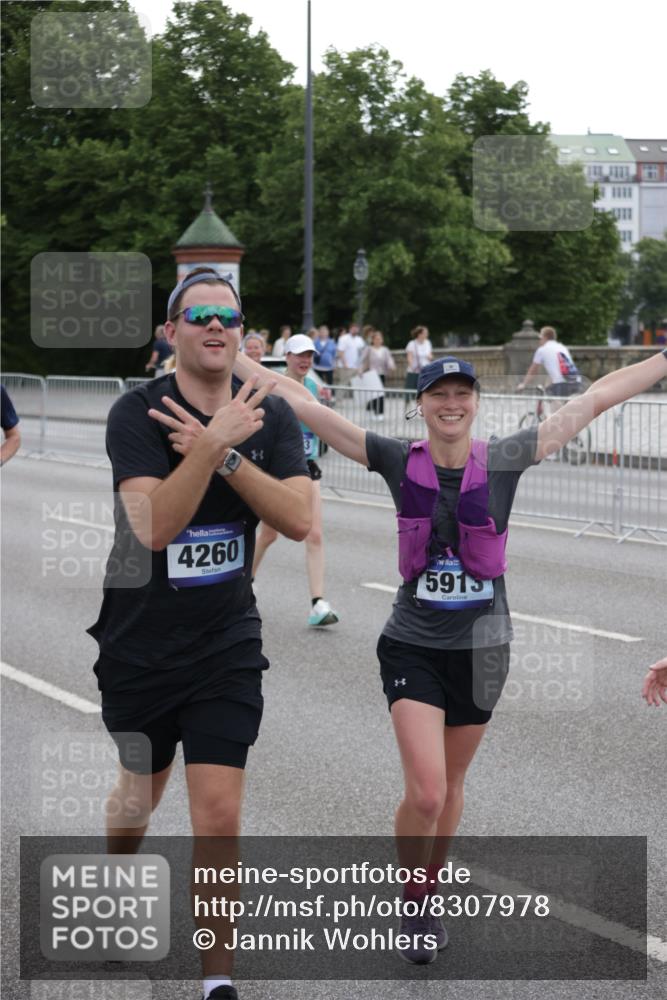 29.06.2025 - hella hamburg halbmarathon Jannik Wohlers http://msf.ph/oto/8307978 29.06.2025 10:38:18 Lombardsbrücke 56, 1390, 1721, 2576, 2660, 2693, 3216, 3323, 3726, 3927, 4028, 4259, 4260, 4316, 5617, 5684, 5913, 6695, 6696, 6875, 7148, 7263, 7371, 7561, 7692, 7849, 8367, 8583, 8635, 8747, 9004, 9455, 9708, 10604, 11059, 11635, 11697, 12028, 12072, 12075, 12577, 12722, 14096, 15755, 16181, 16346, 17250, 17333, 17478, 18050, 18471, 18504, 18709 meine-sportfotos.de