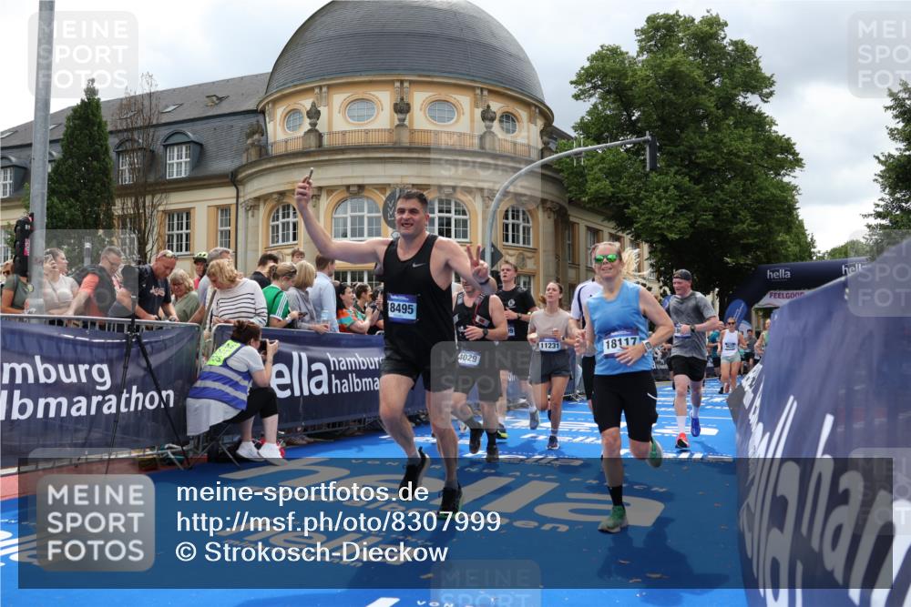 29.06.2025 - hella hamburg halbmarathon Strokosch-Dieckow http://msf.ph/oto/8307999 29.06.2025 10:56:22 Ziel 3048, 4029, 5672, 6399, 7547, 7742, 8863, 9622, 9903, 10665, 11231, 11309, 12348, 15300, 15407, 15818, 16257, 16261, 16375, 17268, 17734, 18117, 18495, 18652, 18741, 19152 meine-sportfotos.de
