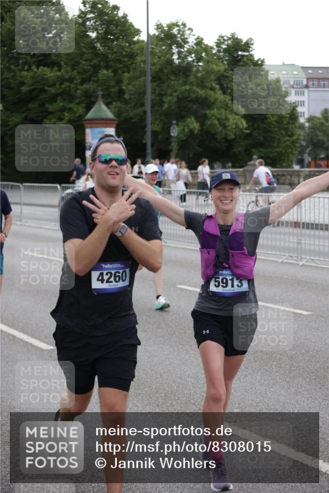 29.06.2025 - hella hamburg halbmarathon Jannik Wohlers http://msf.ph/oto/8308015 29.06.2025 10:38:18 Lombardsbrücke 56, 1390, 1721, 2576, 2660, 2693, 3216, 3323, 3726, 3927, 4028, 4259, 4260, 4316, 5617, 5684, 5913, 6695, 6696, 6875, 7148, 7263, 7371, 7561, 7692, 7849, 8367, 8583, 8635, 8747, 9004, 9455, 9708, 10604, 11059, 11635, 11697, 12028, 12072, 12075, 12577, 12722, 14096, 15755, 16181, 16346, 17250, 17333, 17478, 18050, 18471, 18504, 18709 meine-sportfotos.de