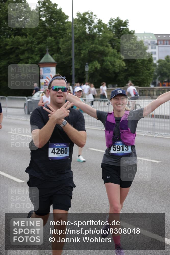 29.06.2025 - hella hamburg halbmarathon Jannik Wohlers http://msf.ph/oto/8308048 29.06.2025 10:38:18 Lombardsbrücke 56, 1390, 1721, 2576, 2660, 2693, 3216, 3323, 3726, 3927, 4028, 4259, 4260, 4316, 5617, 5684, 5913, 6695, 6696, 6875, 7148, 7263, 7371, 7561, 7692, 7849, 8367, 8583, 8635, 8747, 9004, 9455, 9708, 10604, 11059, 11635, 11697, 12028, 12072, 12075, 12577, 12722, 14096, 15755, 16181, 16346, 17250, 17333, 17478, 18050, 18471, 18504, 18709 meine-sportfotos.de