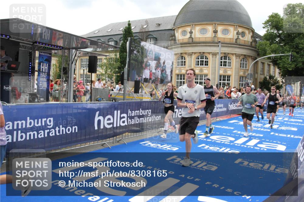 29.06.2025 - hella hamburg halbmarathon Michael Strokosch http://msf.ph/oto/8308165 29.06.2025 10:58:10 Ziel 1563, 1611, 2907, 3141, 4319, 4426, 6892, 8290, 10036, 10408, 11832, 12773, 13666, 15125, 15189 meine-sportfotos.de