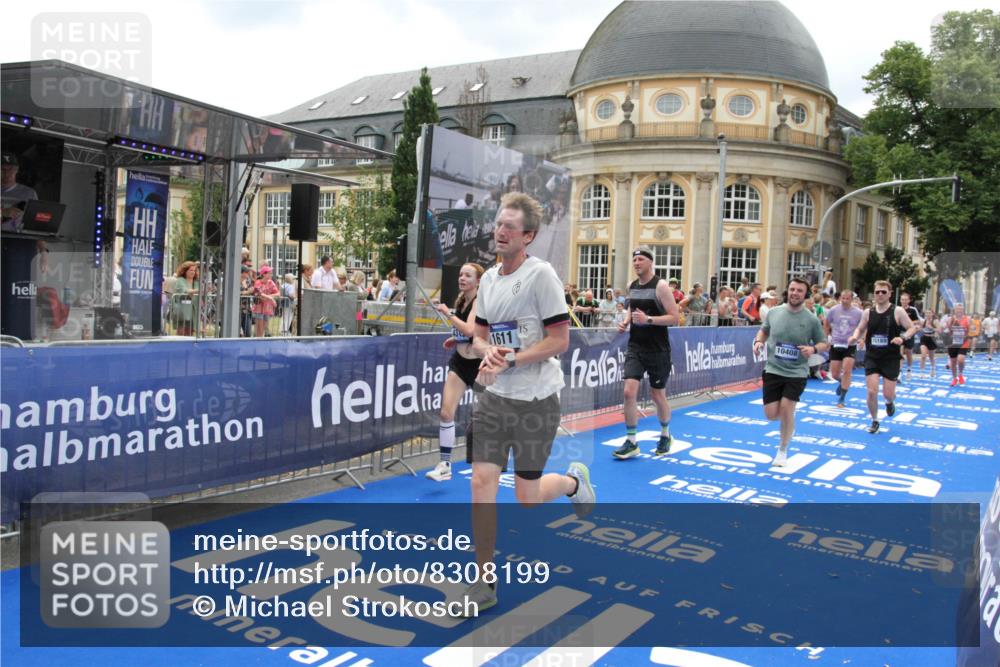 29.06.2025 - hella hamburg halbmarathon Michael Strokosch http://msf.ph/oto/8308199 29.06.2025 10:58:11 Ziel 1563, 1611, 2907, 4319, 4426, 6892, 8290, 10408, 13666, 15125, 15189 meine-sportfotos.de