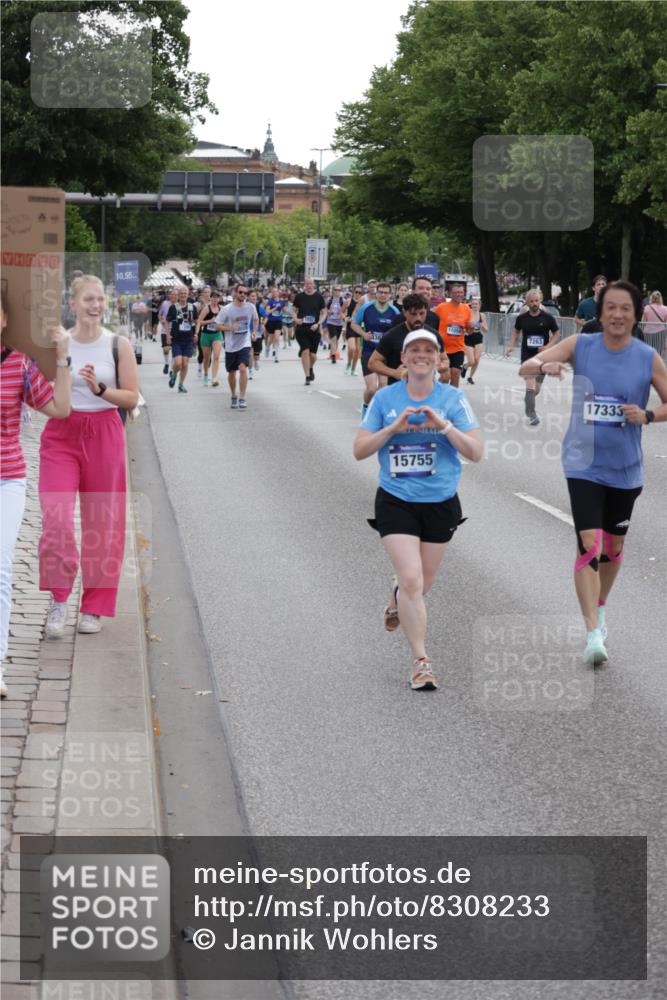 29.06.2025 - hella hamburg halbmarathon Jannik Wohlers http://msf.ph/oto/8308233 29.06.2025 10:38:19 Lombardsbrücke 56, 1232, 1390, 1721, 2576, 2660, 2693, 3216, 3323, 3726, 3927, 4028, 4259, 4260, 4316, 5617, 5684, 5913, 6695, 6696, 6875, 7148, 7263, 7371, 7561, 7849, 8367, 8583, 8635, 8747, 9004, 9455, 9708, 10554, 10604, 11059, 11635, 11697, 12028, 12072, 12075, 12577, 12722, 14096, 15755, 16181, 16346, 17250, 17333, 17478, 18050, 18471, 18504 meine-sportfotos.de