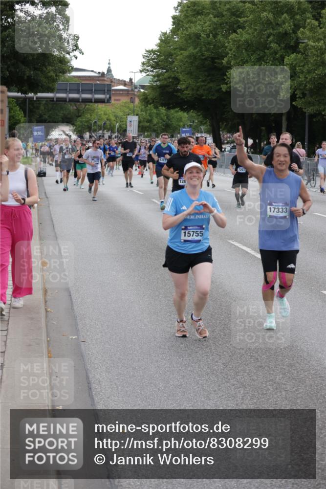 29.06.2025 - hella hamburg halbmarathon Jannik Wohlers http://msf.ph/oto/8308299 29.06.2025 10:38:19 Lombardsbrücke 56, 1232, 1390, 1721, 2576, 2660, 2693, 3216, 3323, 3726, 3927, 4028, 4259, 4260, 4316, 5617, 5684, 5913, 6695, 6696, 6875, 7148, 7263, 7371, 7561, 7849, 8367, 8583, 8635, 8747, 9004, 9455, 9708, 10554, 10604, 11059, 11635, 11697, 12028, 12072, 12075, 12577, 12722, 14096, 15755, 16181, 16346, 17250, 17333, 17478, 18050, 18471, 18504 meine-sportfotos.de