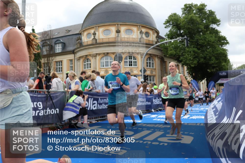 29.06.2025 - hella hamburg halbmarathon Strokosch-Dieckow http://msf.ph/oto/8308305 29.06.2025 10:56:27 Ziel 1583, 2083, 3048, 3413, 4029, 5672, 5721, 5744, 6399, 7742, 8542, 8652, 8863, 9562, 9622, 10093, 10665, 11231, 11309, 13863, 15300, 15407, 15818, 16257, 16261, 17268, 17734, 18746, 18835, 19120 meine-sportfotos.de