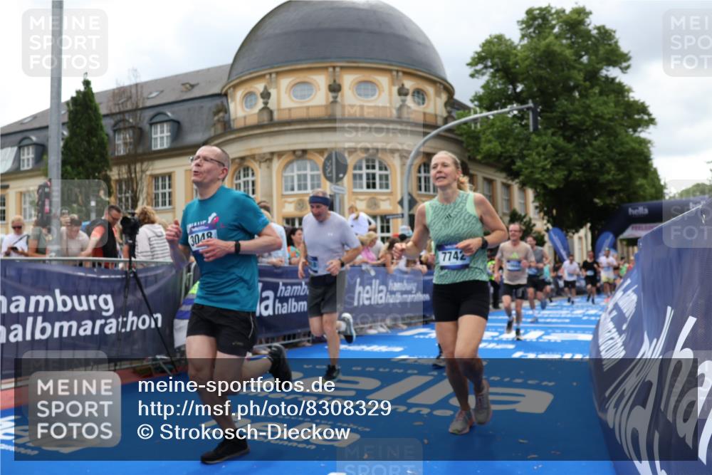 29.06.2025 - hella hamburg halbmarathon Strokosch-Dieckow http://msf.ph/oto/8308329 29.06.2025 10:56:27 Ziel 1583, 2083, 3048, 3413, 4029, 5672, 5721, 5744, 6399, 7742, 8542, 8652, 8863, 9562, 9622, 10093, 10665, 11231, 11309, 13863, 15300, 15407, 15818, 16257, 16261, 17268, 17734, 18746, 18835, 19120 meine-sportfotos.de