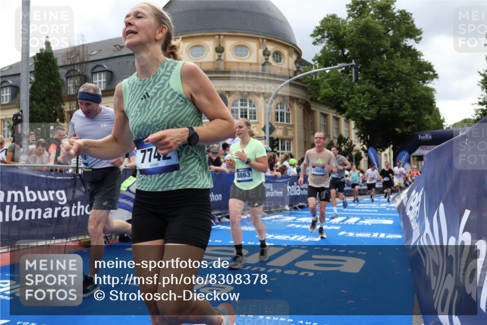 29.06.2025 - hella hamburg halbmarathon Strokosch-Dieckow http://msf.ph/oto/8308378 29.06.2025 10:56:28 Ziel 1583, 2083, 3048, 3413, 4029, 5672, 5721, 5744, 6399, 7742, 8542, 8652, 8863, 9562, 9622, 10093, 10665, 11231, 12509, 13863, 15407, 15818, 16257, 16261, 17268, 17734, 18746, 18835, 19120 meine-sportfotos.de