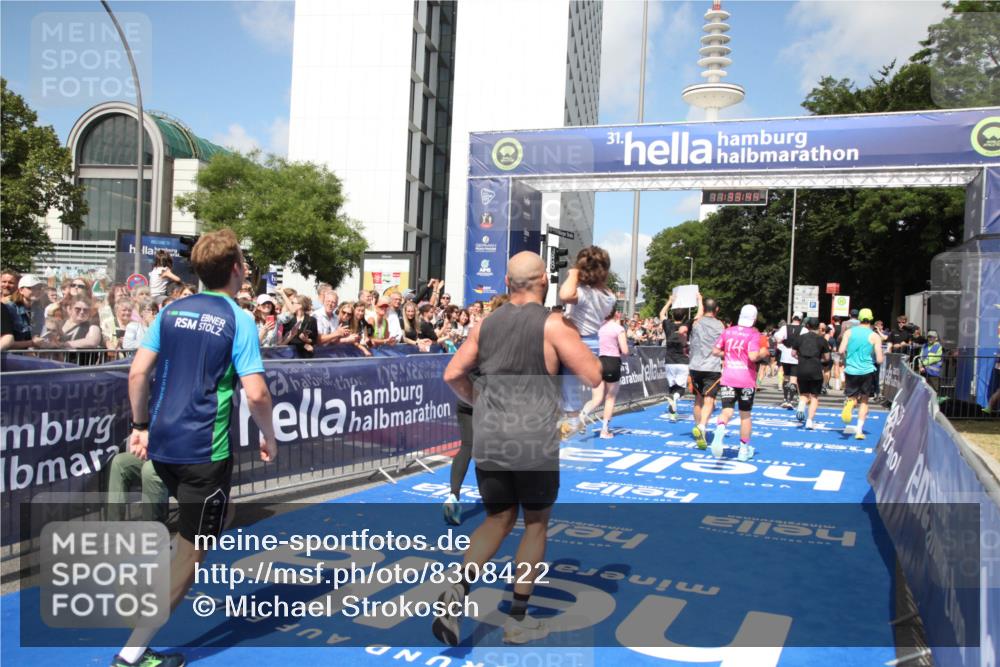 29.06.2025 - hella hamburg halbmarathon Michael Strokosch http://msf.ph/oto/8308422 29.06.2025 11:33:42 Ziel 1154, 1328, 3409, 6261, 6440, 7029, 8304, 8375, 8383, 11010, 12330, 12838, 13168, 13380, 13704, 15244, 15405, 16682, 18129 meine-sportfotos.de