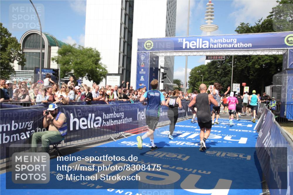 29.06.2025 - hella hamburg halbmarathon Michael Strokosch http://msf.ph/oto/8308475 29.06.2025 11:33:43 Ziel 1154, 1328, 6261, 6440, 7029, 8304, 8375, 11010, 11107, 12330, 12838, 13168, 13380, 13704, 15244, 15405, 16682, 18129 meine-sportfotos.de