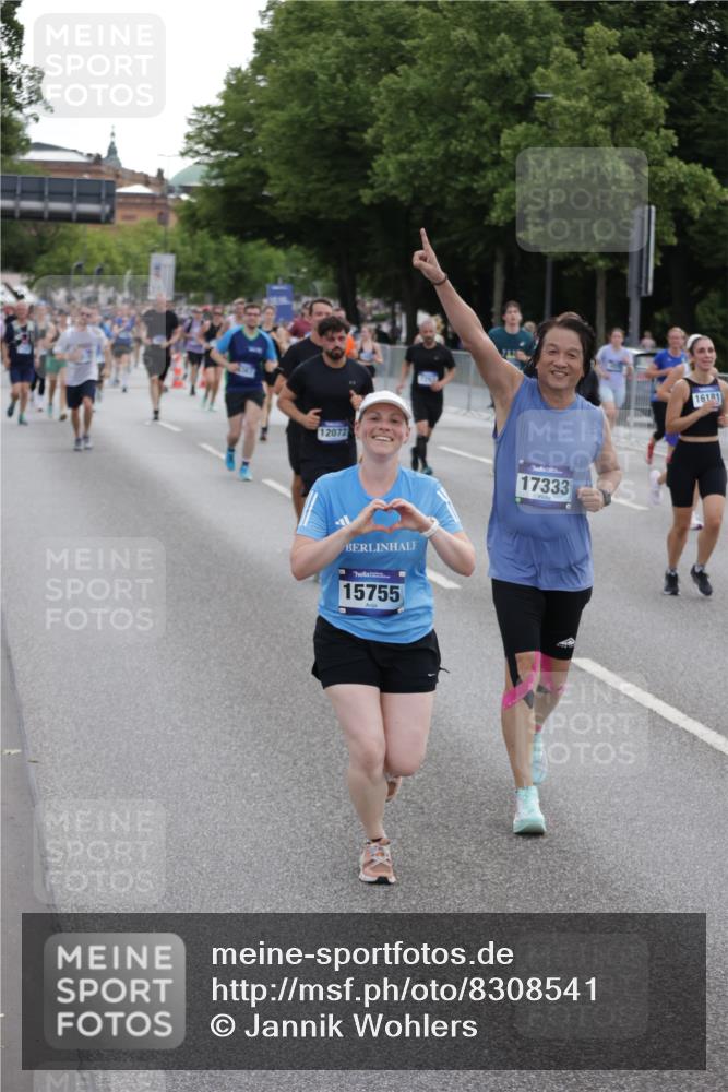 29.06.2025 - hella hamburg halbmarathon Jannik Wohlers http://msf.ph/oto/8308541 29.06.2025 10:38:20 Lombardsbrücke 56, 1232, 1390, 2576, 2660, 2693, 3216, 3323, 3726, 3927, 4028, 4259, 4260, 4316, 4964, 5617, 5684, 5913, 6695, 6696, 6875, 7148, 7263, 7561, 7849, 8367, 8583, 8635, 8747, 9004, 9455, 9708, 10554, 10604, 11059, 11635, 11697, 12028, 12072, 12075, 12577, 12722, 14096, 14557, 14558, 15755, 16181, 16346, 17250, 17333, 18050, 18471, 18504 meine-sportfotos.de