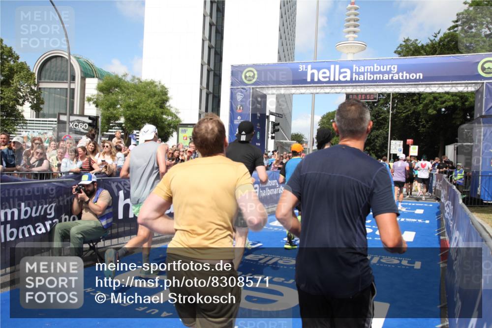 29.06.2025 - hella hamburg halbmarathon Michael Strokosch http://msf.ph/oto/8308571 29.06.2025 11:33:48 Ziel 1154, 1275, 2891, 6304, 8257, 8258, 8375, 10798, 11107, 12330, 12605, 13380, 16682, 17634, 18129, 18951, 19144 meine-sportfotos.de