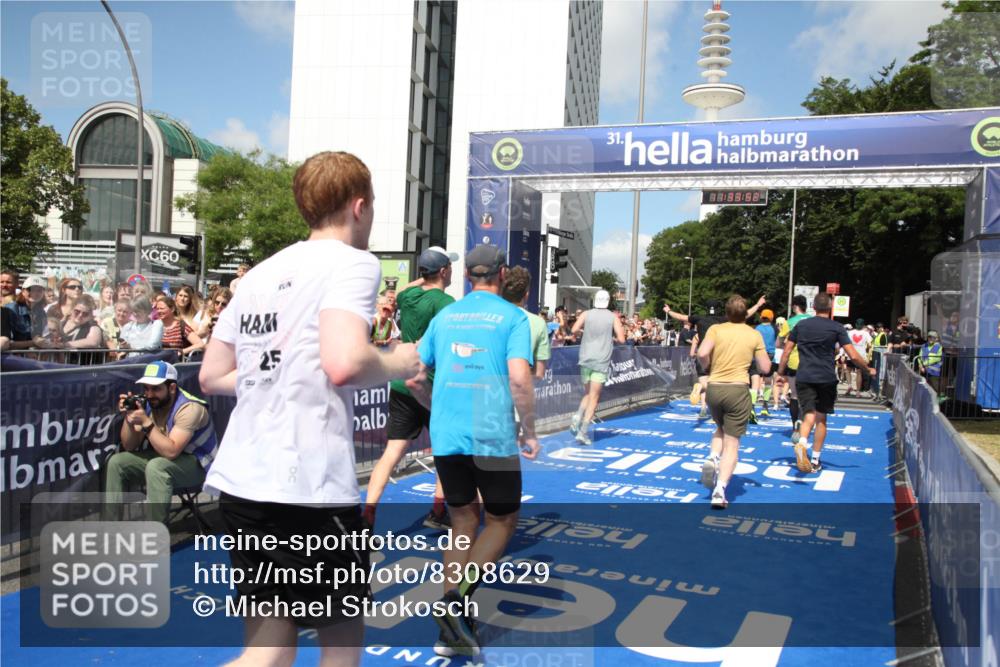 29.06.2025 - hella hamburg halbmarathon Michael Strokosch http://msf.ph/oto/8308629 29.06.2025 11:33:50 Ziel 1154, 1275, 2891, 5871, 6304, 7944, 8257, 8258, 10335, 10798, 11107, 12605, 13380, 16682, 16788, 17634, 18301, 18951, 19144 meine-sportfotos.de