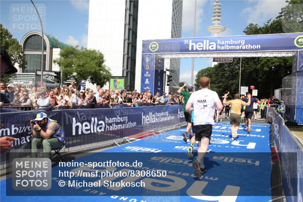 29.06.2025 - hella hamburg halbmarathon Michael Strokosch http://msf.ph/oto/8308650 29.06.2025 11:33:51 Ziel 1154, 1275, 2059, 2891, 5871, 6304, 7944, 8257, 8258, 10335, 10798, 11107, 12605, 13380, 16788, 17300, 17634, 18301, 18951, 19144 meine-sportfotos.de