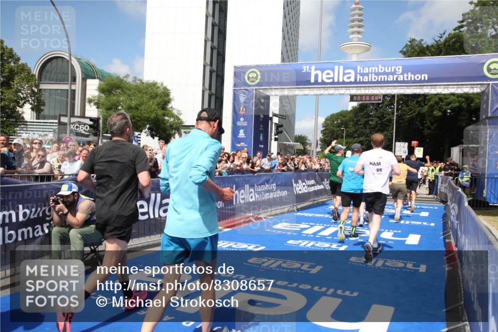 29.06.2025 - hella hamburg halbmarathon Michael Strokosch http://msf.ph/oto/8308657 29.06.2025 11:33:52 Ziel 1275, 2059, 2891, 4326, 5258, 5871, 6304, 7944, 8141, 8257, 8258, 8891, 10335, 10798, 11107, 11454, 12605, 16788, 17300, 17463, 17634, 18301, 18951, 19144 meine-sportfotos.de