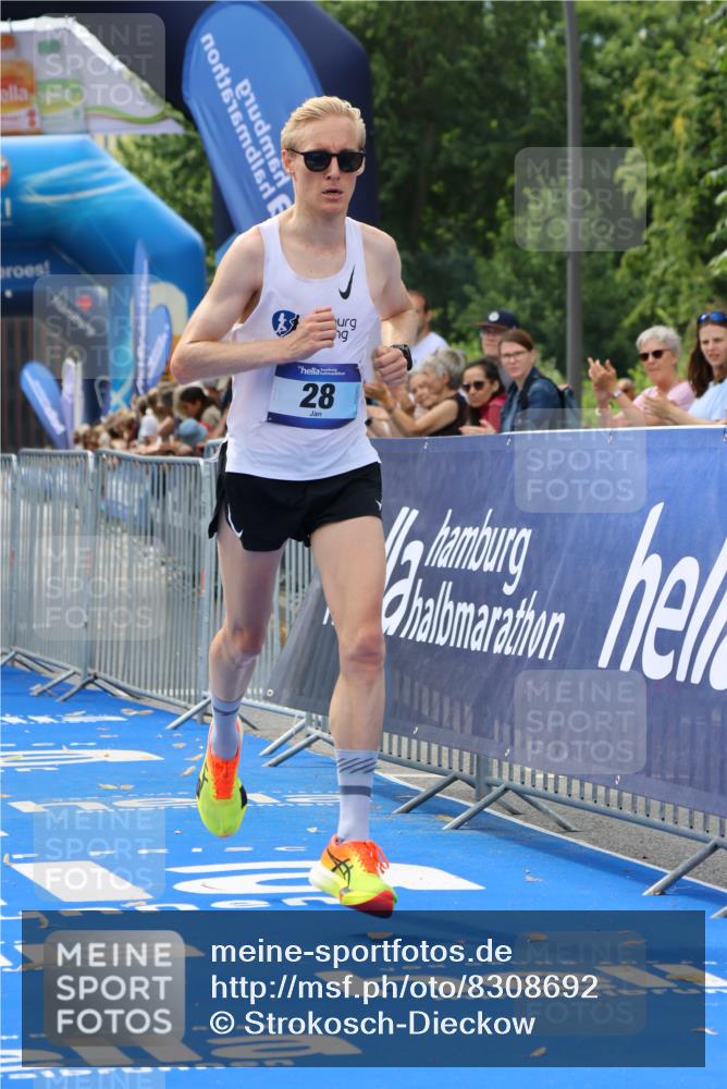 29.06.2025 - hella hamburg halbmarathon Strokosch-Dieckow http://msf.ph/oto/8308692 29.06.2025 10:12:39 Ziel 28 meine-sportfotos.de