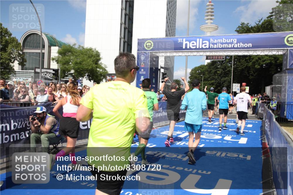 29.06.2025 - hella hamburg halbmarathon Michael Strokosch http://msf.ph/oto/8308720 29.06.2025 11:33:53 Ziel 1275, 2059, 2891, 4326, 5258, 5260, 5871, 6304, 7944, 8141, 8257, 8258, 8891, 10335, 10798, 11454, 12605, 16788, 17099, 17300, 17463, 17634, 18301, 18578, 18951, 19144 meine-sportfotos.de