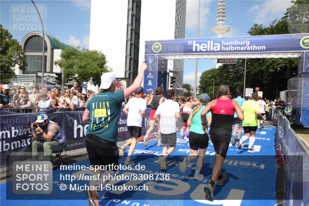 29.06.2025 - hella hamburg halbmarathon Michael Strokosch http://msf.ph/oto/8308736 29.06.2025 11:33:55 Ziel 1324, 2059, 2891, 3457, 3871, 4326, 5258, 5260, 5871, 6304, 7944, 8141, 8257, 8258, 8891, 10335, 11454, 12605, 16788, 17099, 17300, 17463, 18301, 18578 meine-sportfotos.de