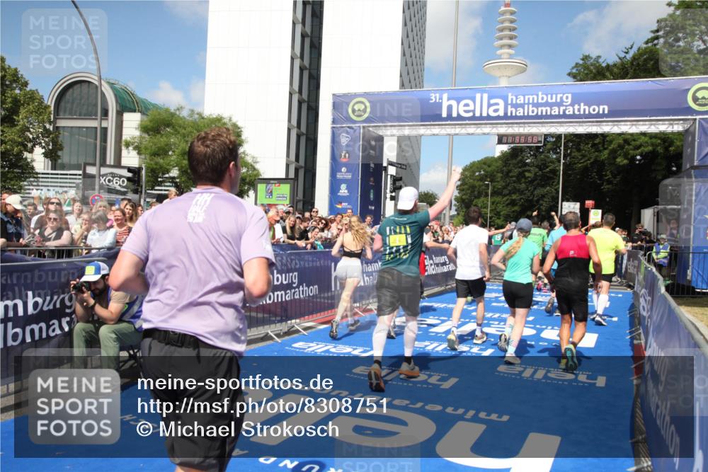 29.06.2025 - hella hamburg halbmarathon Michael Strokosch http://msf.ph/oto/8308751 29.06.2025 11:33:56 Ziel 1324, 2059, 2891, 3457, 3871, 4326, 5258, 5260, 5871, 7944, 8141, 8257, 8258, 8891, 10335, 11454, 16788, 17099, 17300, 17463, 18301, 18578 meine-sportfotos.de