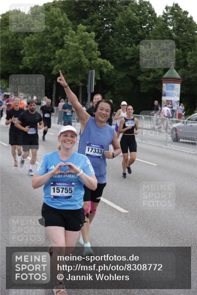 29.06.2025 - hella hamburg halbmarathon Jannik Wohlers http://msf.ph/oto/8308772 29.06.2025 10:38:20 Lombardsbrücke 56, 1232, 1390, 2576, 2660, 2693, 3216, 3323, 3726, 3927, 4028, 4259, 4260, 4316, 4964, 5617, 5684, 5913, 6695, 6696, 6875, 7148, 7263, 7561, 7849, 8367, 8583, 8635, 8747, 9004, 9455, 9708, 10554, 10604, 11059, 11635, 11697, 12028, 12072, 12075, 12577, 12722, 14096, 14557, 14558, 15755, 16181, 16346, 17250, 17333, 18050, 18471, 18504 meine-sportfotos.de