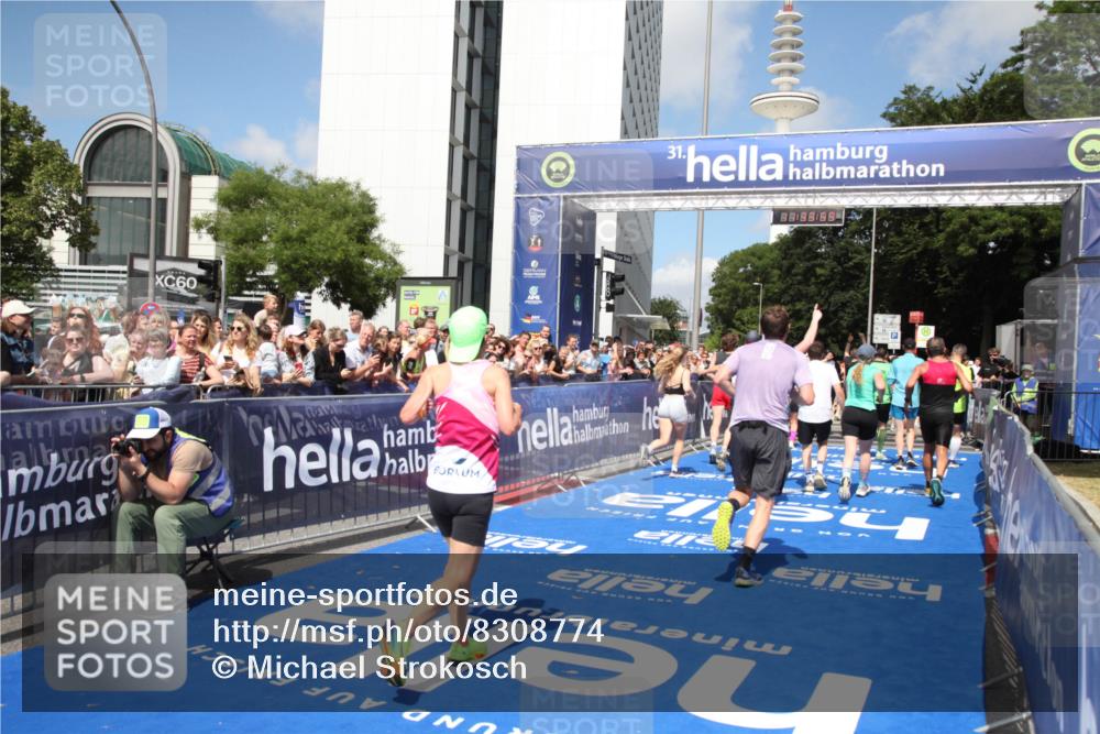 29.06.2025 - hella hamburg halbmarathon Michael Strokosch http://msf.ph/oto/8308774 29.06.2025 11:33:57 Ziel 1324, 2059, 2891, 3457, 3871, 4326, 5258, 5260, 5871, 7944, 8141, 8306, 8891, 10335, 11454, 16788, 17099, 17300, 17463, 18301, 18378, 18578 meine-sportfotos.de