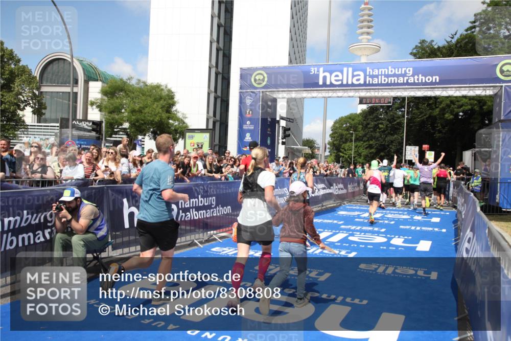 29.06.2025 - hella hamburg halbmarathon Michael Strokosch http://msf.ph/oto/8308808 29.06.2025 11:34:00 Ziel 1324, 1732, 2059, 2199, 3010, 3457, 3871, 4326, 5258, 5260, 5557, 8141, 8306, 8891, 11454, 17099, 17300, 17443, 17463, 18132, 18378, 18578 meine-sportfotos.de