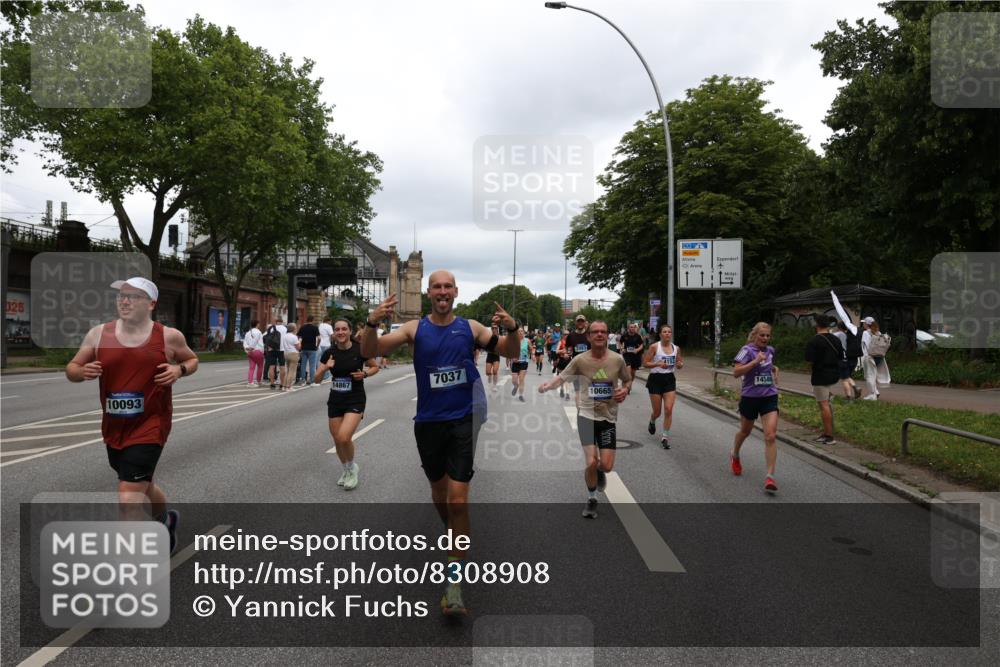 29.06.2025 - hella hamburg halbmarathon Yannick Fuchs http://msf.ph/oto/8308908 29.06.2025 10:50:31 20KM 1583, 1955, 2083, 2741, 3413, 3836, 4152, 5418, 5492, 5570, 6399, 6416, 6835, 7037, 7547, 8393, 8542, 8652, 8669, 8968, 8996, 9246, 9488, 9727, 9884, 9903, 9907, 9934, 10084, 10093, 10665, 11212, 12348, 12440, 12590, 12712, 13394, 13666, 13691, 13750, 14139, 14408, 14588, 14678, 14867, 15097, 15407, 15431, 15695, 16008, 16009, 16121, 16620, 16634, 16679, 17268, 17660, 17993, 18208, 18719, 18867, 18899, 19091 meine-sportfotos.de