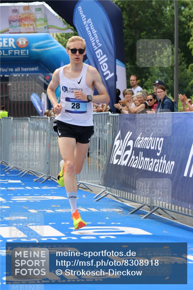 29.06.2025 - hella hamburg halbmarathon Strokosch-Dieckow http://msf.ph/oto/8308918 29.06.2025 10:12:39 Ziel 28 meine-sportfotos.de