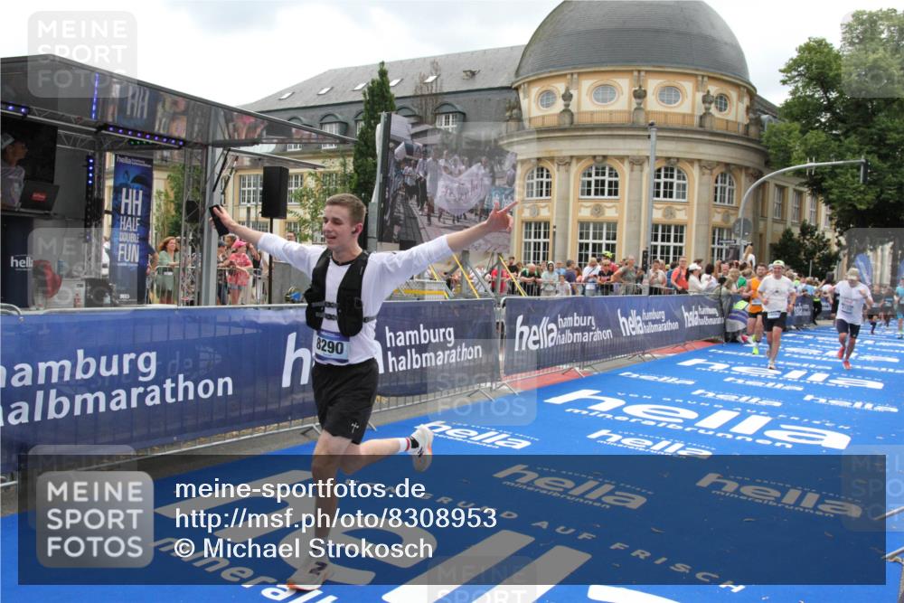 29.06.2025 - hella hamburg halbmarathon Michael Strokosch http://msf.ph/oto/8308953 29.06.2025 10:58:17 Ziel 1595, 2907, 4426, 4592, 6104, 8290, 9230, 11645, 14631, 15125, 18068 meine-sportfotos.de
