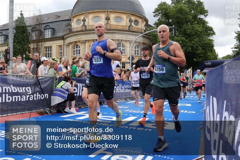 29.06.2025 - hella hamburg halbmarathon Strokosch-Dieckow http://msf.ph/oto/8309118 29.06.2025 10:56:40 Ziel 2083, 2378, 3836, 4152, 5721, 6416, 6759, 7037, 7646, 8311, 8744, 8825, 8996, 9488, 9562, 11083, 11870, 12509, 13863, 14369, 14461, 15134, 15145, 15431, 15712, 16043, 16121, 17133, 17259, 18340, 18634, 18899, 19120 meine-sportfotos.de