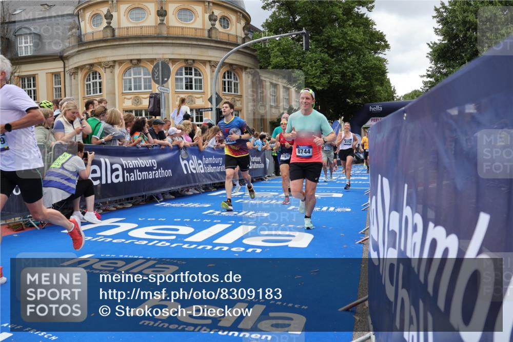 29.06.2025 - hella hamburg halbmarathon Strokosch-Dieckow http://msf.ph/oto/8309183 29.06.2025 10:56:41 Ziel 2083, 2378, 3836, 4152, 5721, 6416, 6759, 7037, 7646, 8311, 8744, 8825, 8996, 9488, 11083, 11870, 12509, 13816, 13863, 14369, 14461, 15134, 15145, 15431, 15712, 16008, 16009, 16043, 16121, 17133, 17259, 18340, 18634, 18899, 19120 meine-sportfotos.de
