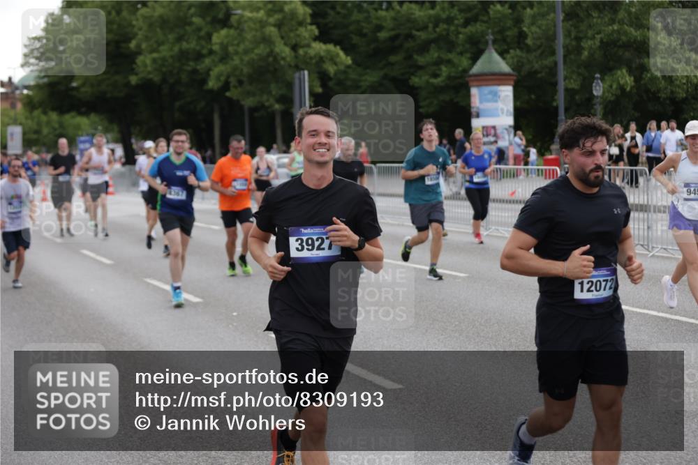 29.06.2025 - hella hamburg halbmarathon Jannik Wohlers http://msf.ph/oto/8309193 29.06.2025 10:38:23 Lombardsbrücke 56, 1232, 1390, 1451, 2576, 2660, 2693, 3307, 3323, 3726, 3927, 4028, 4257, 4259, 4260, 4316, 4320, 4964, 5913, 6695, 6696, 6875, 7148, 7263, 7849, 8367, 8583, 8747, 9004, 9455, 9708, 10554, 10604, 11059, 11635, 11697, 12028, 12072, 12075, 12722, 14557, 14558, 15755, 16181, 16346, 17250, 17333, 18050, 18471, 18504 meine-sportfotos.de