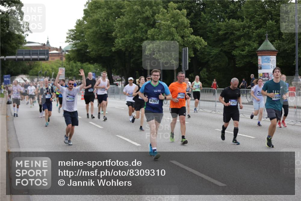 29.06.2025 - hella hamburg halbmarathon Jannik Wohlers http://msf.ph/oto/8309310 29.06.2025 10:38:24 Lombardsbrücke 56, 1232, 1390, 1451, 2524, 2576, 2660, 2693, 3307, 3323, 3726, 3927, 4028, 4257, 4259, 4260, 4316, 4320, 4964, 5913, 6695, 6696, 6875, 7263, 7849, 8367, 8583, 8747, 8783, 9455, 9708, 10554, 10604, 11059, 11635, 11697, 12028, 12072, 12075, 12722, 14557, 14558, 15755, 16181, 16346, 17333, 18050, 18504 meine-sportfotos.de