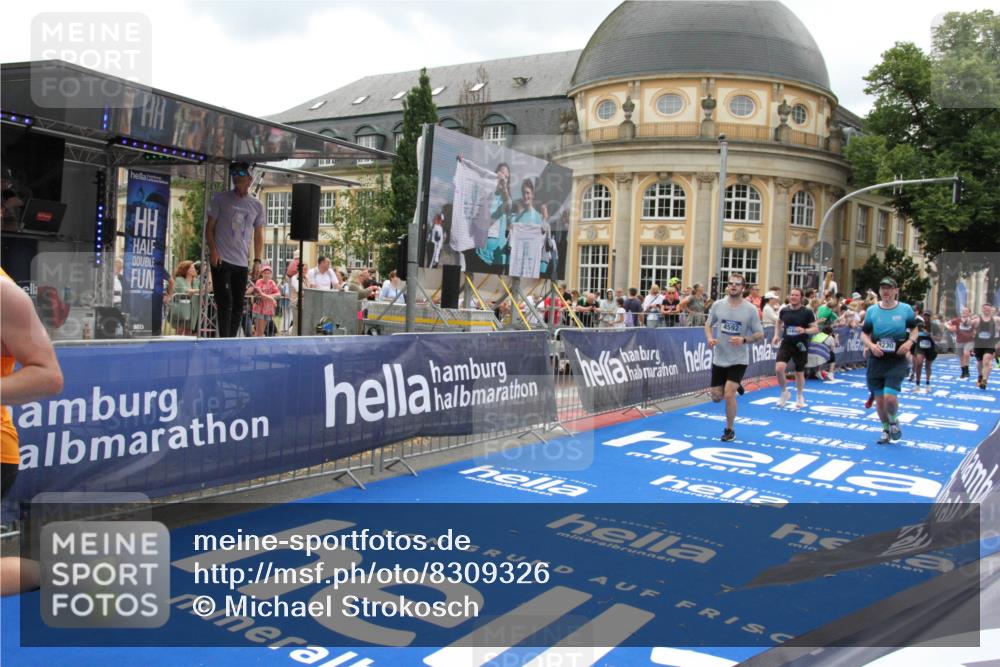 29.06.2025 - hella hamburg halbmarathon Michael Strokosch http://msf.ph/oto/8309326 29.06.2025 10:58:21 Ziel 1595, 4592, 4708, 6104, 6138, 6147, 9230, 9485, 11645, 14631, 15434, 18068 meine-sportfotos.de