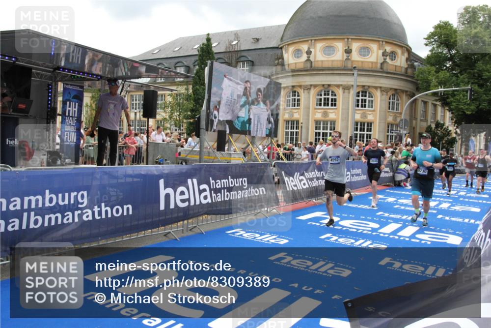 29.06.2025 - hella hamburg halbmarathon Michael Strokosch http://msf.ph/oto/8309389 29.06.2025 10:58:22 Ziel 1595, 4550, 4592, 4708, 6104, 6138, 6147, 9230, 9485, 11645, 14631, 15434, 18068, 18266 meine-sportfotos.de