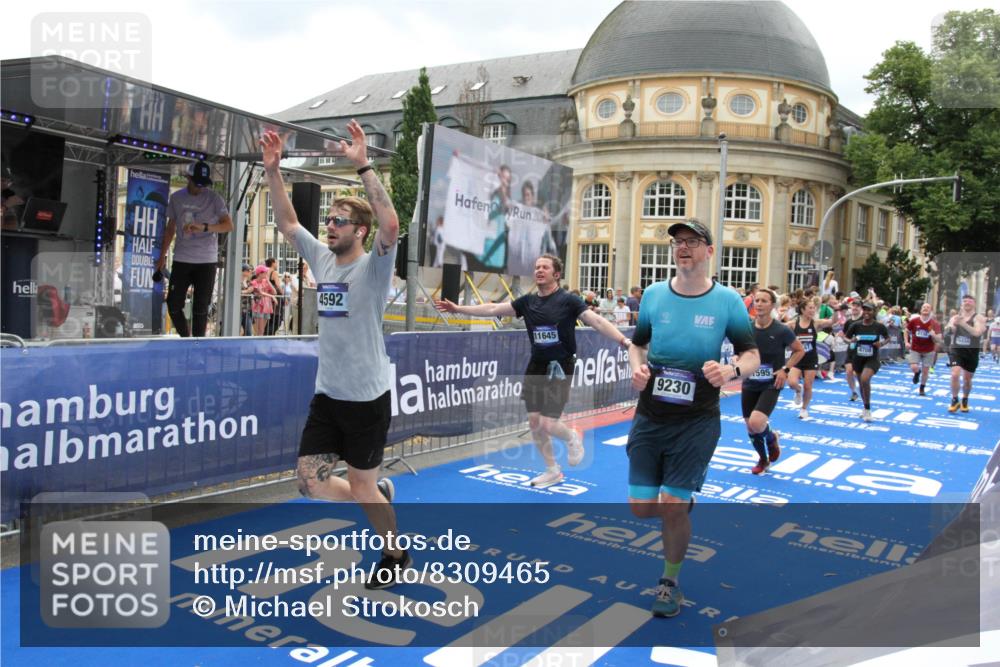 29.06.2025 - hella hamburg halbmarathon Michael Strokosch http://msf.ph/oto/8309465 29.06.2025 10:58:23 Ziel 1595, 4550, 4592, 4708, 6138, 6147, 9230, 9485, 11645, 14631, 15434, 18266 meine-sportfotos.de