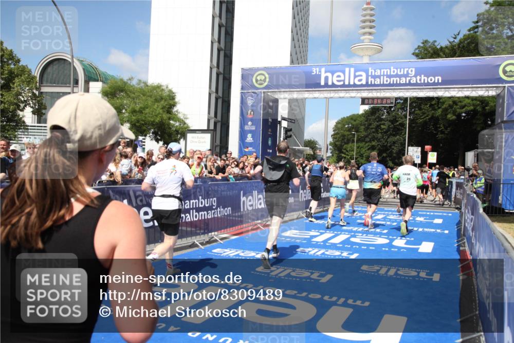 29.06.2025 - hella hamburg halbmarathon Michael Strokosch http://msf.ph/oto/8309489 29.06.2025 11:34:22 Ziel 1518, 1627, 3717, 5055, 5495, 5604, 6821, 7235, 7823, 8716, 9573, 12097, 12408, 12573, 13177, 17053, 18293, 18518, 19061 meine-sportfotos.de
