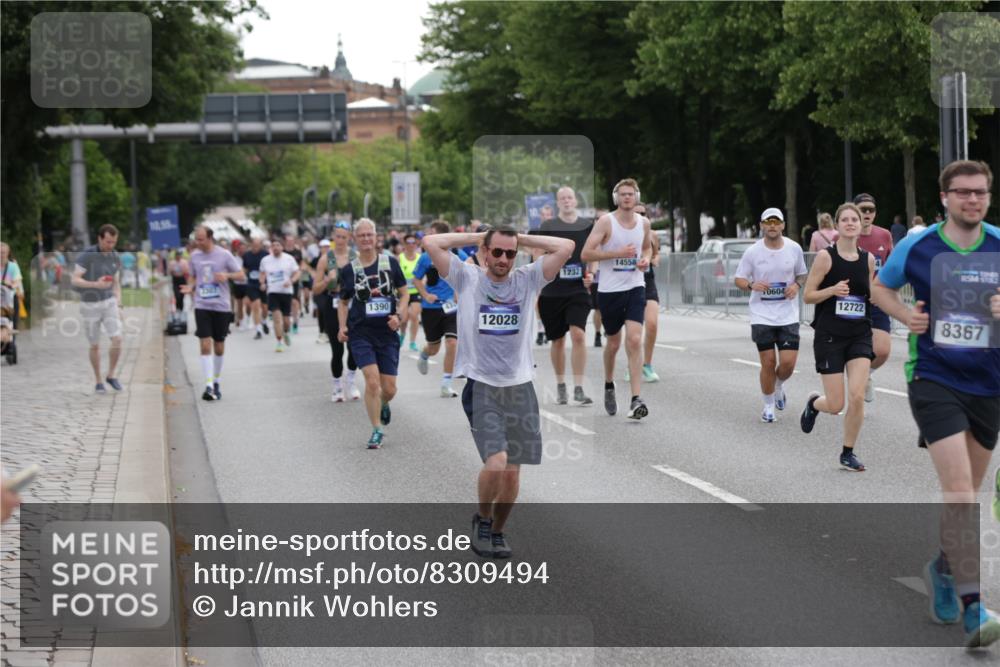29.06.2025 - hella hamburg halbmarathon Jannik Wohlers http://msf.ph/oto/8309494 29.06.2025 10:38:25 Lombardsbrücke 56, 1232, 1390, 1451, 2524, 2534, 2693, 3307, 3323, 3726, 3927, 4028, 4257, 4259, 4260, 4316, 4320, 4964, 5913, 6695, 6696, 6875, 7263, 7849, 8367, 8583, 8747, 8783, 9455, 9708, 10554, 10604, 11059, 11635, 11697, 12028, 12072, 12075, 12722, 14557, 14558, 15755, 16181, 16346, 16388, 17333, 18050, 18504 meine-sportfotos.de