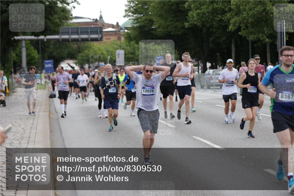 29.06.2025 - hella hamburg halbmarathon Jannik Wohlers http://msf.ph/oto/8309530 29.06.2025 10:38:25 Lombardsbrücke 56, 1232, 1390, 1451, 2524, 2534, 2693, 3307, 3323, 3726, 3927, 4028, 4257, 4259, 4260, 4316, 4320, 4964, 5913, 6695, 6696, 6875, 7263, 7849, 8367, 8583, 8747, 8783, 9455, 9708, 10554, 10604, 11059, 11635, 11697, 12028, 12072, 12075, 12722, 14557, 14558, 15755, 16181, 16346, 16388, 17333, 18050, 18504 meine-sportfotos.de
