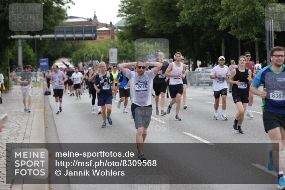 29.06.2025 - hella hamburg halbmarathon Jannik Wohlers http://msf.ph/oto/8309568 29.06.2025 10:38:25 Lombardsbrücke 56, 1232, 1390, 1451, 2524, 2534, 2693, 3307, 3323, 3726, 3927, 4028, 4257, 4259, 4260, 4316, 4320, 4964, 5913, 6695, 6696, 6875, 7263, 7849, 8367, 8583, 8747, 8783, 9455, 9708, 10554, 10604, 11059, 11635, 11697, 12028, 12072, 12075, 12722, 14557, 14558, 15755, 16181, 16346, 16388, 17333, 18050, 18504 meine-sportfotos.de