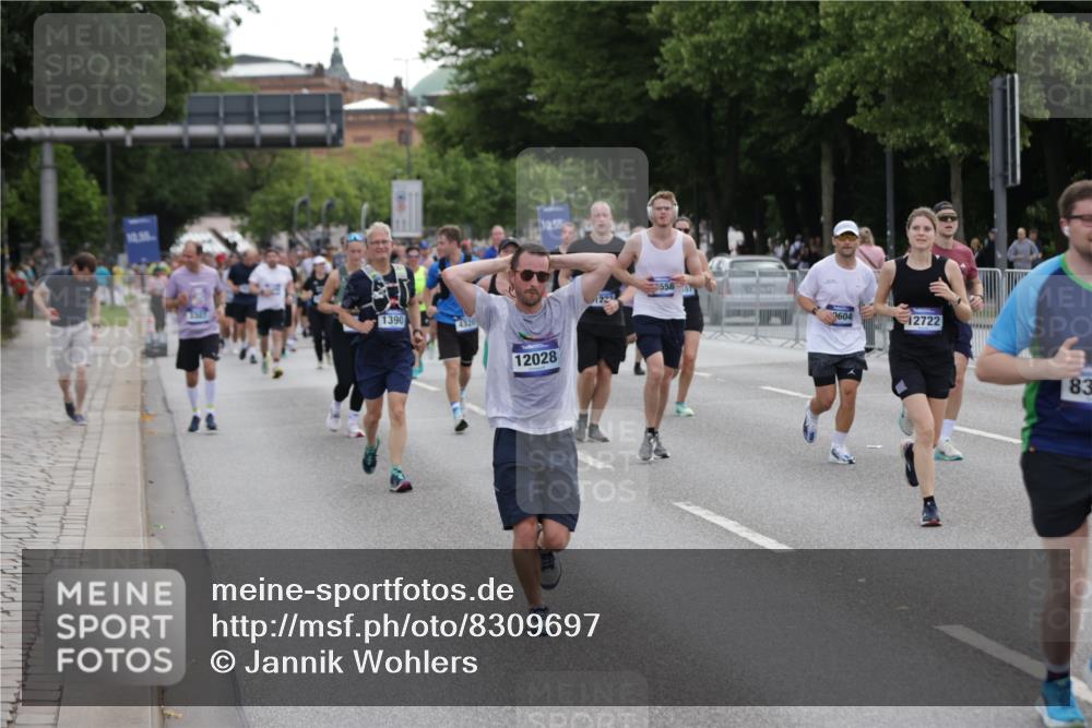 29.06.2025 - hella hamburg halbmarathon Jannik Wohlers http://msf.ph/oto/8309697 29.06.2025 10:38:25 Lombardsbrücke 56, 1232, 1390, 1451, 2524, 2534, 2693, 3307, 3323, 3726, 3927, 4028, 4257, 4259, 4260, 4316, 4320, 4964, 5913, 6695, 6696, 6875, 7263, 7849, 8367, 8583, 8747, 8783, 9455, 9708, 10554, 10604, 11059, 11635, 11697, 12028, 12072, 12075, 12722, 14557, 14558, 15755, 16181, 16346, 16388, 17333, 18050, 18504 meine-sportfotos.de