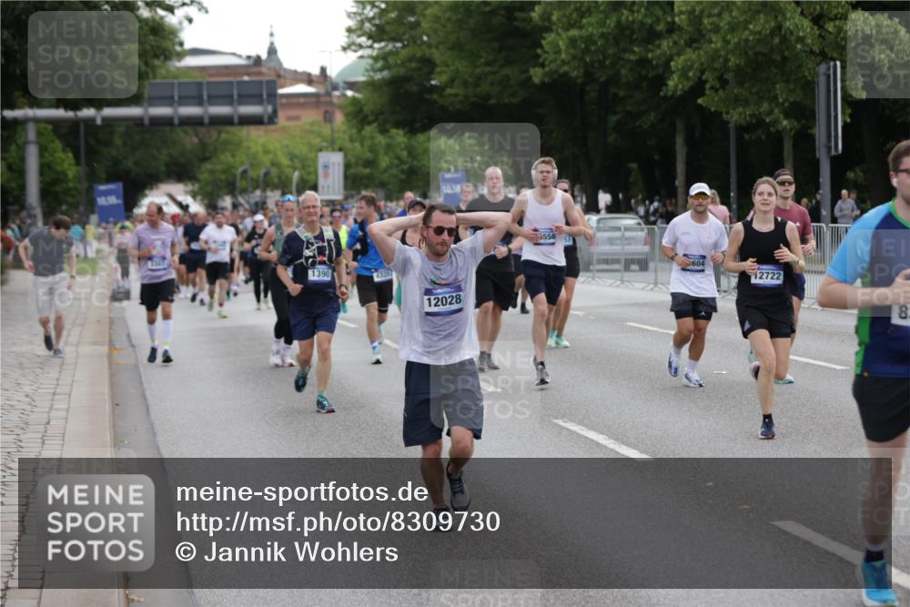 29.06.2025 - hella hamburg halbmarathon Jannik Wohlers http://msf.ph/oto/8309730 29.06.2025 10:38:25 Lombardsbrücke 56, 1232, 1390, 1451, 2524, 2534, 2693, 3307, 3323, 3726, 3927, 4028, 4257, 4259, 4260, 4316, 4320, 4964, 5913, 6695, 6696, 6875, 7263, 7849, 8367, 8583, 8747, 8783, 9455, 9708, 10554, 10604, 11059, 11635, 11697, 12028, 12072, 12075, 12722, 14557, 14558, 15755, 16181, 16346, 16388, 17333, 18050, 18504 meine-sportfotos.de