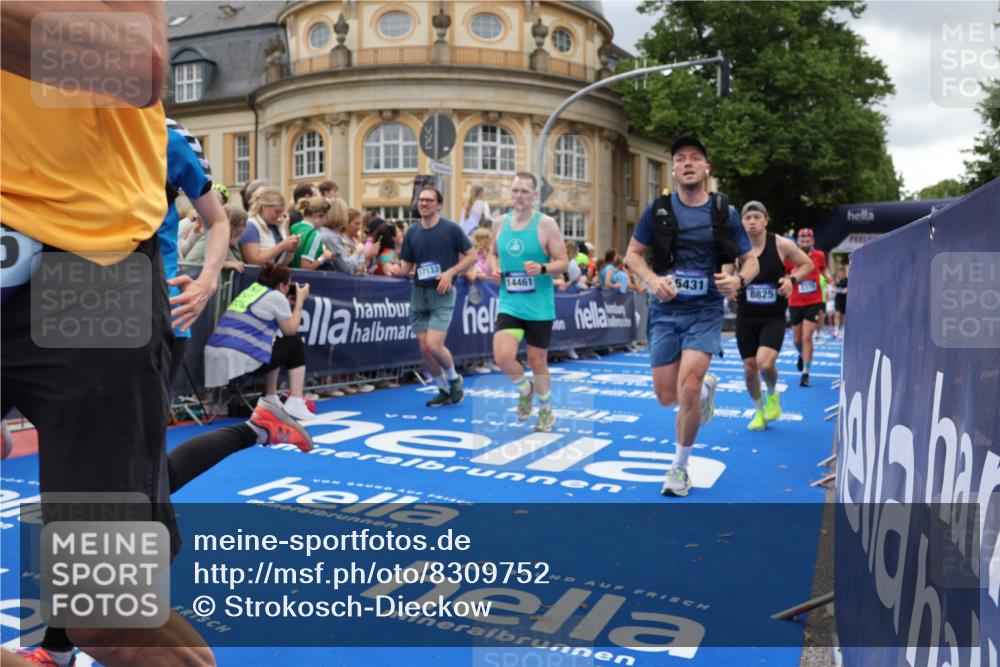 29.06.2025 - hella hamburg halbmarathon Strokosch-Dieckow http://msf.ph/oto/8309752 29.06.2025 10:56:47 Ziel 1955, 2378, 2741, 3836, 5418, 6835, 7646, 7716, 8825, 8996, 9488, 11870, 13816, 14369, 14461, 15134, 15431, 15712, 16008, 16009, 16043, 16121, 16620, 16679, 17133, 18634 meine-sportfotos.de